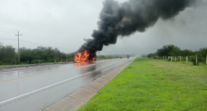 Se incendia remolque en Carretera Federal 81 1 516963401 712941998204219 1947426250470500991 n