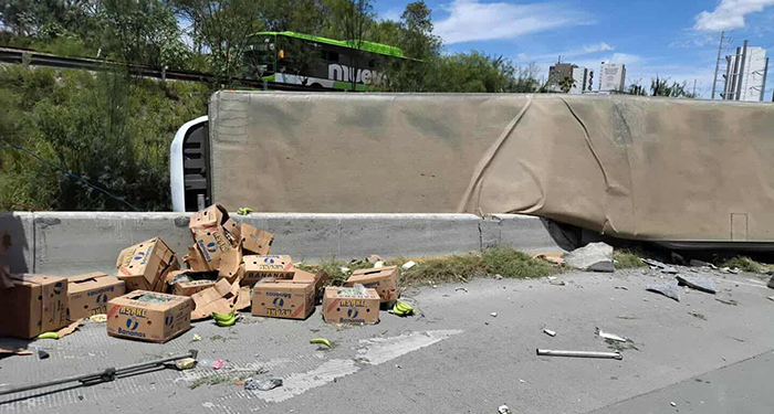 Reportan volcadura de trailer en Monterrey 2 518570579 1385950395841627 6522457142421607157 n