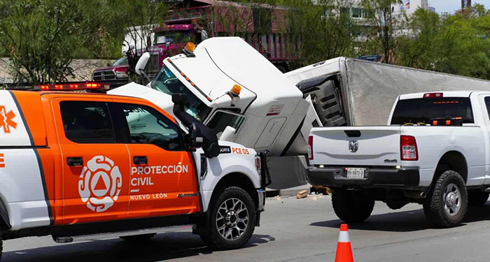 Reportan volcadura de trailer en Monterrey 3 521551553 743275641965655 2475564280768522713 n