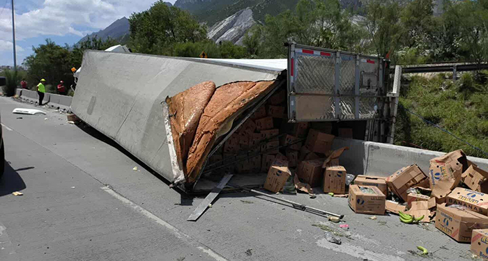 Reportan volcadura de trailer en Monterrey 1 522918825 1137052284901765 8018974926834311644 n