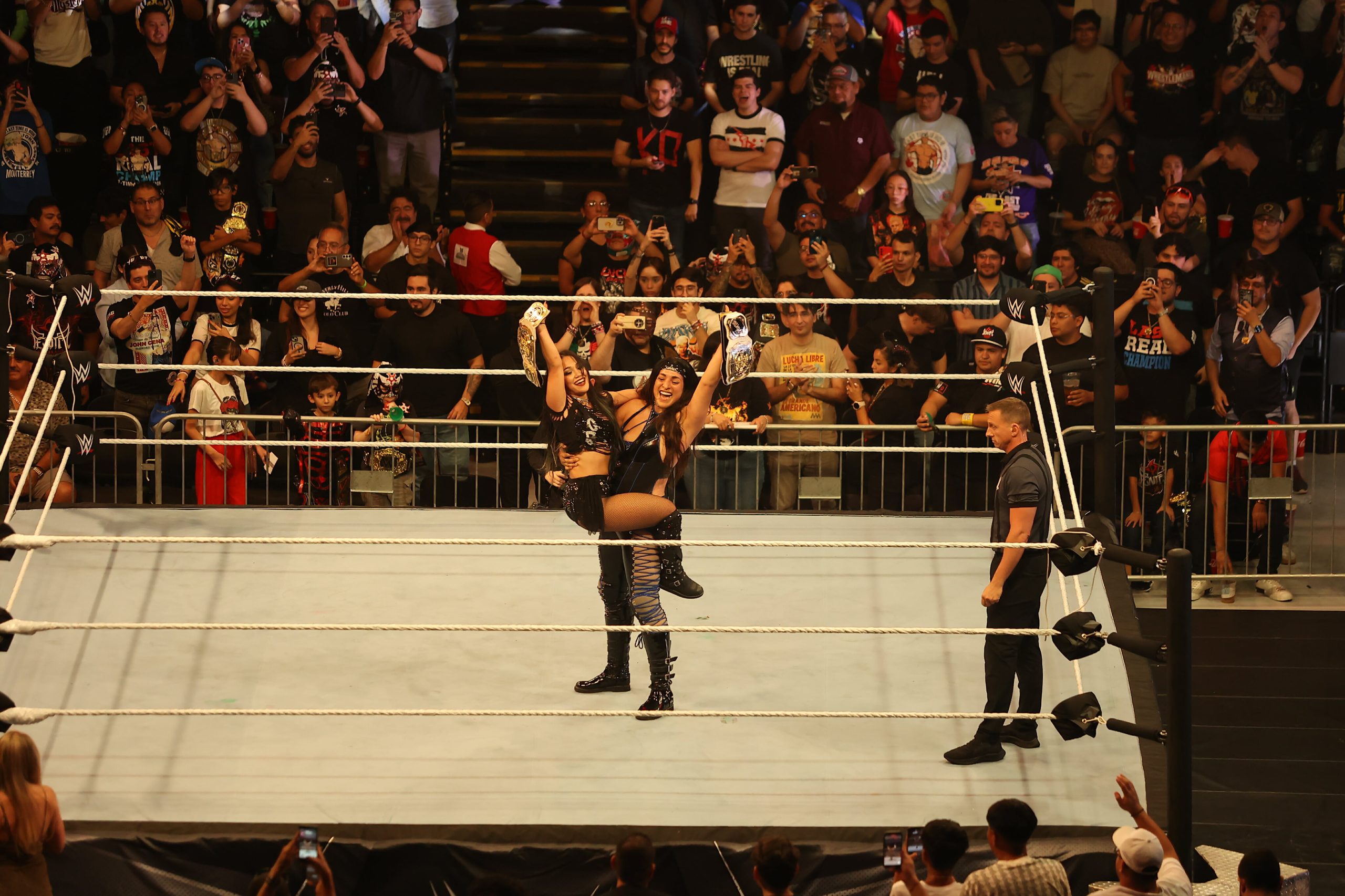 WWE cierra gira en México con SuperShow en Monterrey 3 523924086 1719811691984727 6180791510614878575 n scaled