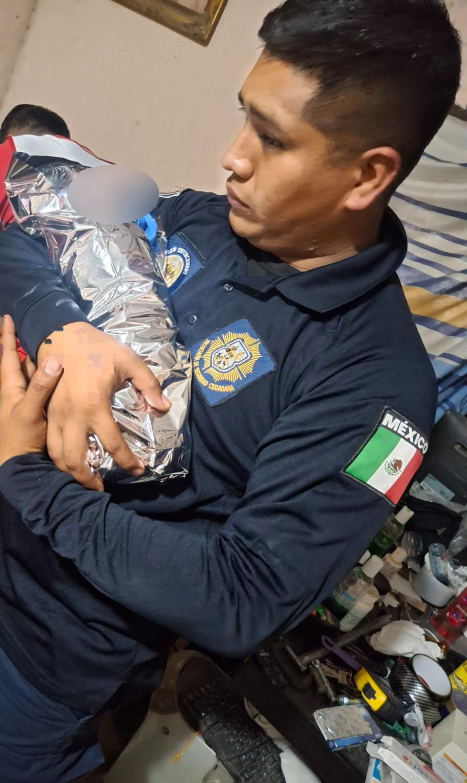 Policías de Escobedo ayudan a la ‘cigüeña’ 1 525603693 733096111876146833 1319585309343789009 n copia