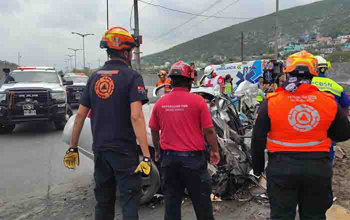 Muere pareja al impactar vehículo contra tráiler en San Nicolás 1 CHOQUE 2 1