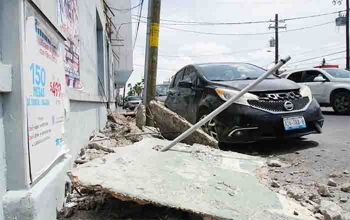 Colapsa cornisa de antigua refaccionaría en Reynosa y daña dos vehículos 1 CORNISA 2