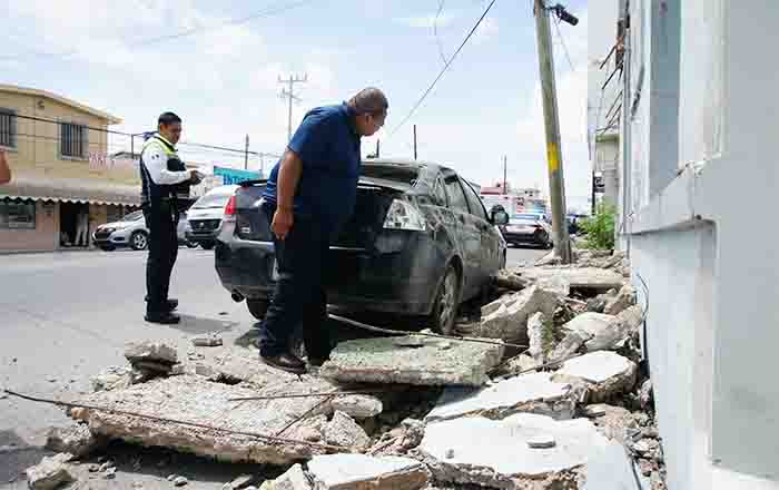 Colapsa cornisa de antigua refaccionaría en Reynosa y daña dos vehículos 2 CORNISA 3