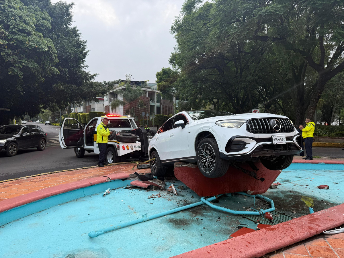 Se queda dormido al volante y choca en fuente de Polanco 3