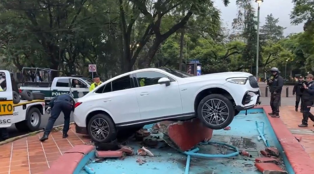 Se queda dormido al volante y choca en fuente de Polanco 2