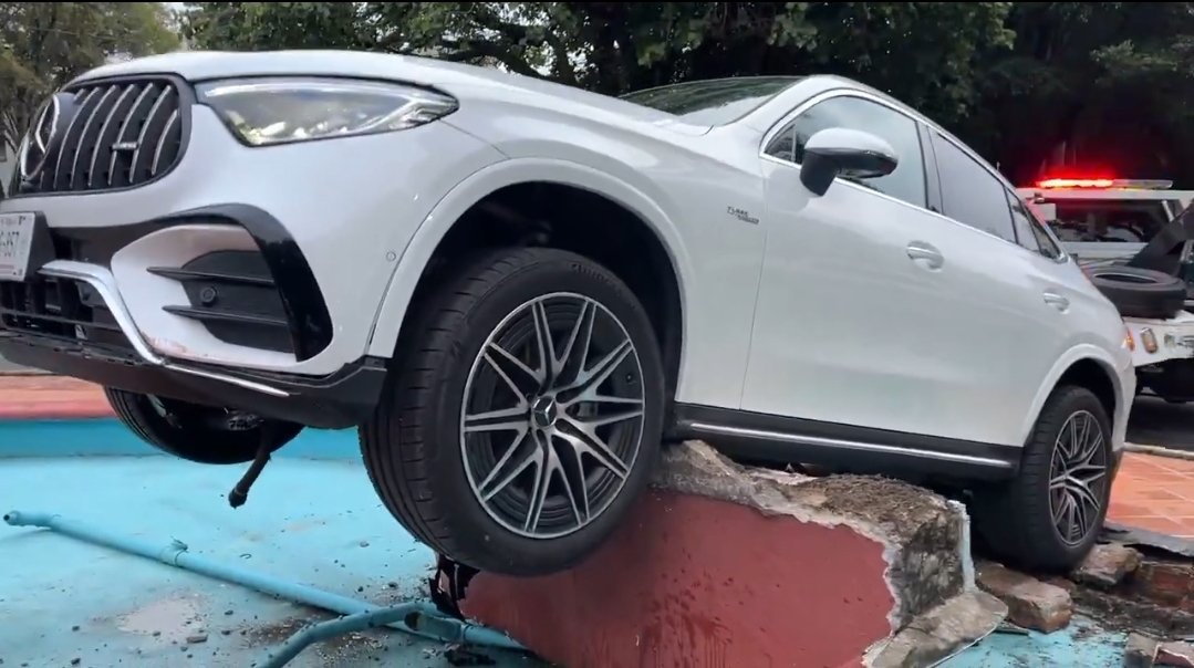 Se queda dormido al volante y choca en fuente de Polanco 1