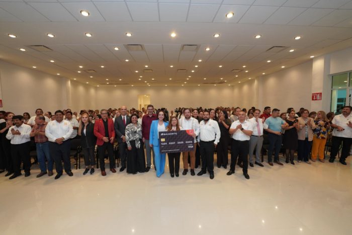 Carmen Lilia Canturosas apoya a magisterio: entrega bonos en Nuevo Laredo 2 WhatsApp Image 2025 07 02 at 4.31.24 PM e1751495927683