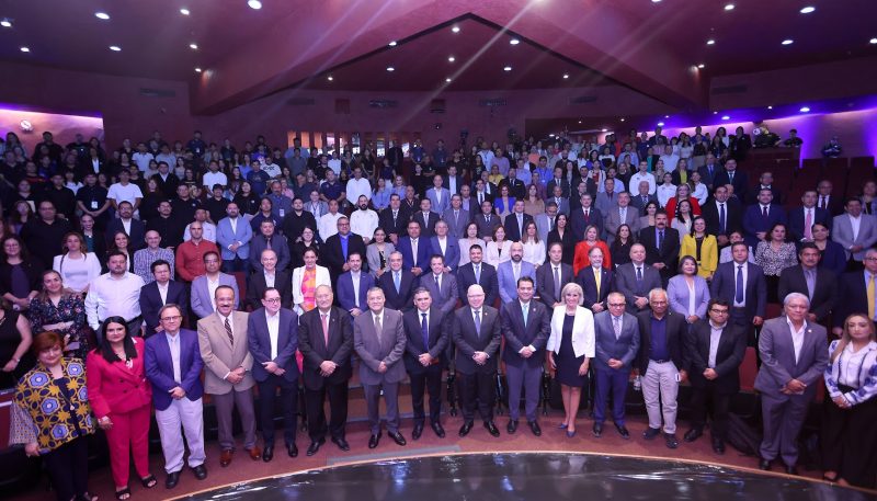 Lanza UANL estrategia de inteligencia artificial EsencIA 1 0E9A1604 e1756429205239