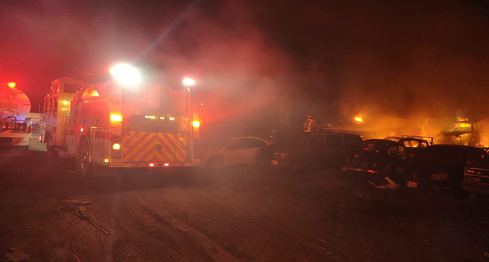 Incendio en corralón de El Carmen consume decenas de vehículos 2 528462912 764876622755032 6027318356350056223 n