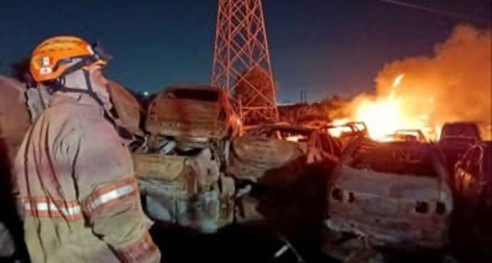 Incendio en corralón de El Carmen consume decenas de vehículos 1 528645384 1334643334848223 4790819353330799677 n