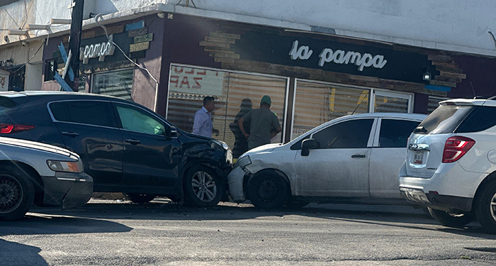 Caos vial y daños deja un choque múltiple en Reynosa 2 532670143 742164818593967 9163204691807314267 n
