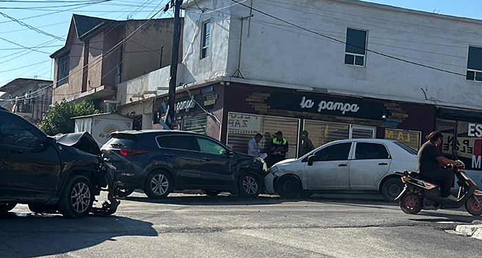 Caos vial y daños deja un choque múltiple en Reynosa 5 535679435 1274955650989001 3991577668714409359 n