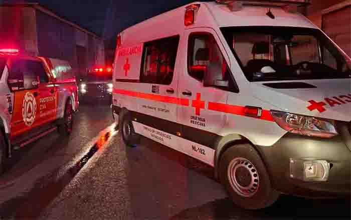 Mueren 3 mujeres en incendio de centro de rehabilitación en Monterrey 1 AMBULANCIA 1