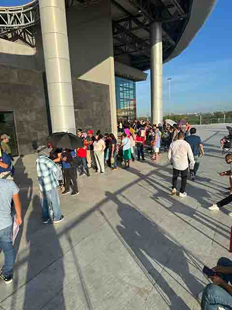 Madrugan desde la 1:00 de la mañana para solicitar su pensión Mujeres Bienestar (VIDEO) 1 PENSION 2