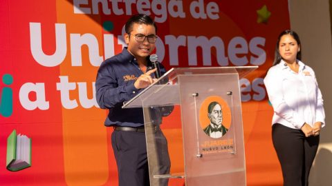 Félix Arratia arranca entrega de uniformes gratuitos en Juárez 1 WhatsApp Image 2025 08 18 at 1.28.34 PM