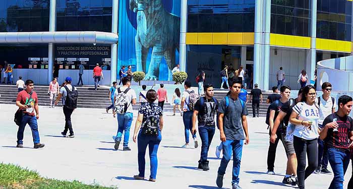 estudiantes-uanl-explanada-torre-rectoria-1