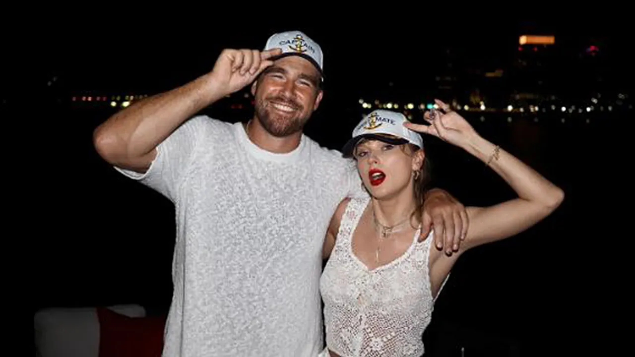 taylor-swift-travis-kelce-on-boat