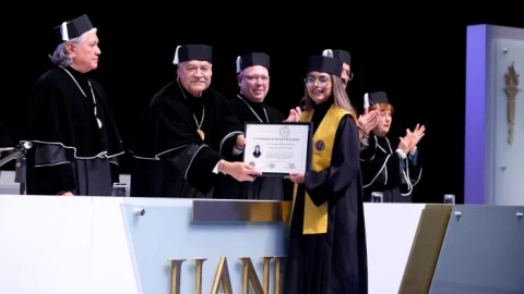 Reconoce UANL mérito académico de egresados de preparatoria y facultad 3 0E9A5958700