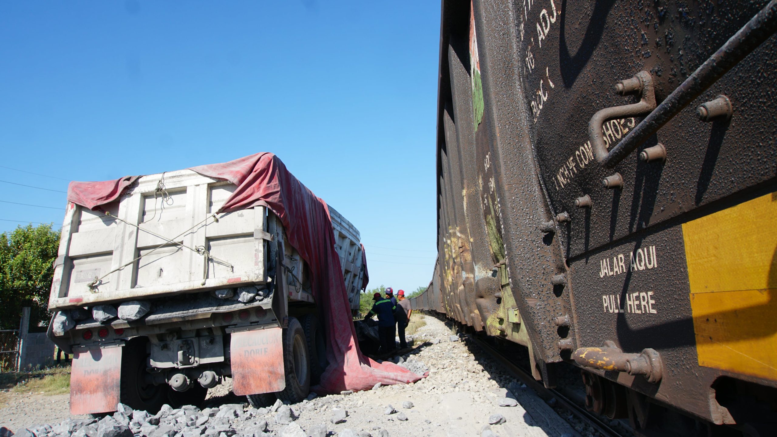 Tren impacta a trailer; hay dos lesionados 3 541054564 688110087640057 1761179577865085729 n scaled