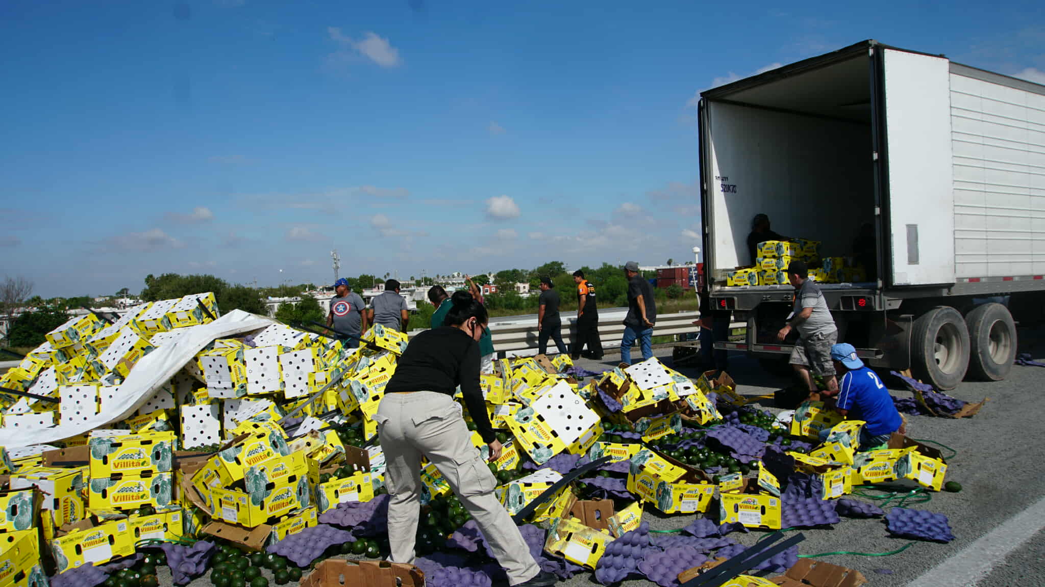 Saquean tráiler volcado cargado de aguacate en Reynosa 2 541946988 3743155999153139 6746476959813573881 n