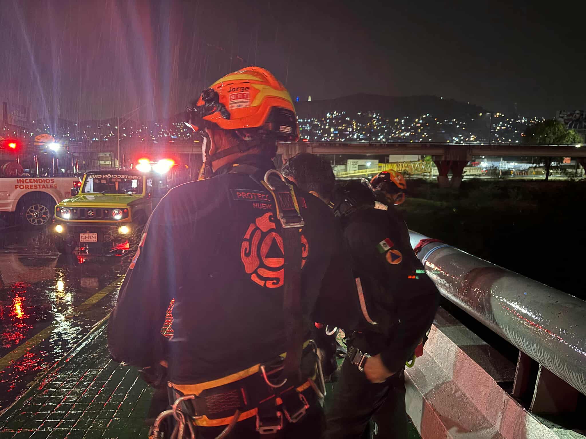 Rescates, autos arrastrados y vialidades inundadas dejan las lluvias en Nuevo León 1 542013210 784395524526562 3742295978464593657 n