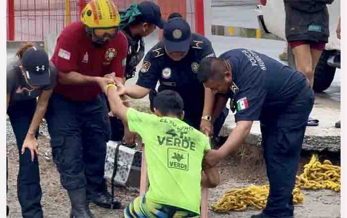 Tres hombres y con cotorro quedan atrapados en coladera de Escobedo 2 ESCOBEDO 2