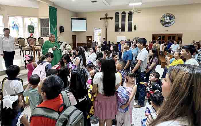 Lanzan agua bendita a mochilas ante nuevo ciclo escolar en Reynosa 1 PADRES 2