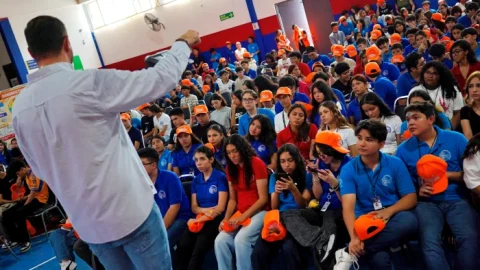 Alumnos de la UANL levantan la mano para convertirse en agentes de cambio 1 REY08119700