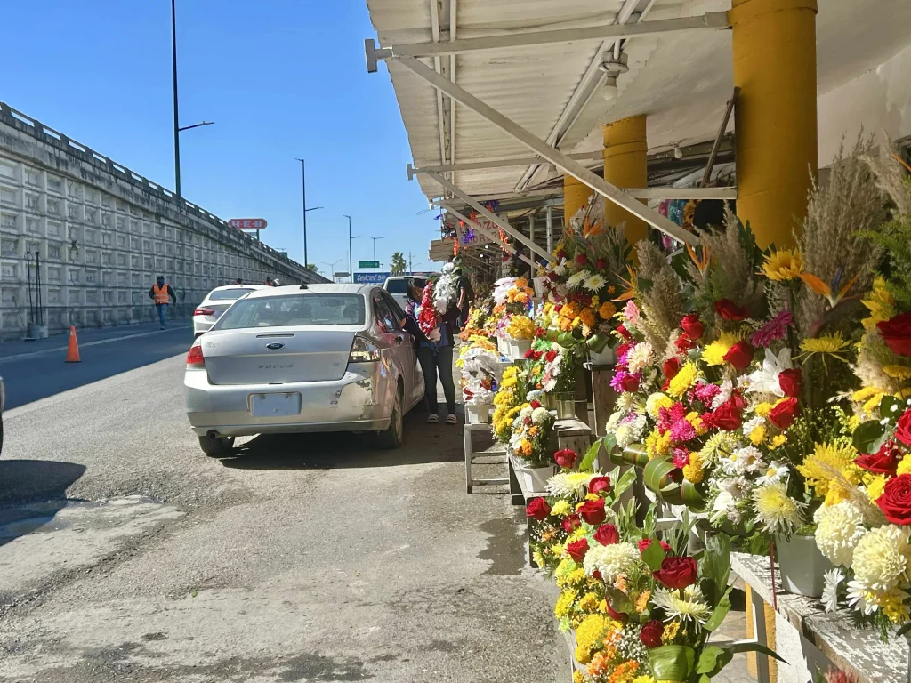 Floristas locales esperan mercancía para iniciar ventas por Día de Muertos 1 552781017 1532186434638572 2085771005965803804 n