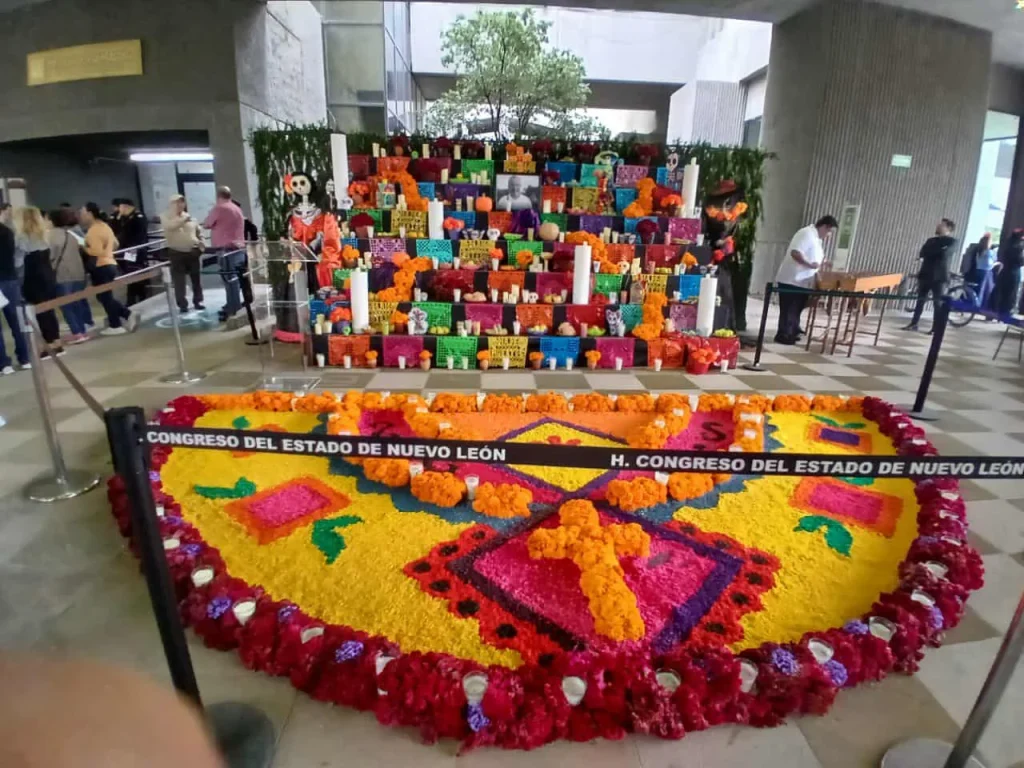 Montan Altar de Muertos en honor a Mauricio Fernández en el Congreso 1 554198397 1610416137035962 1620838141872305323 n