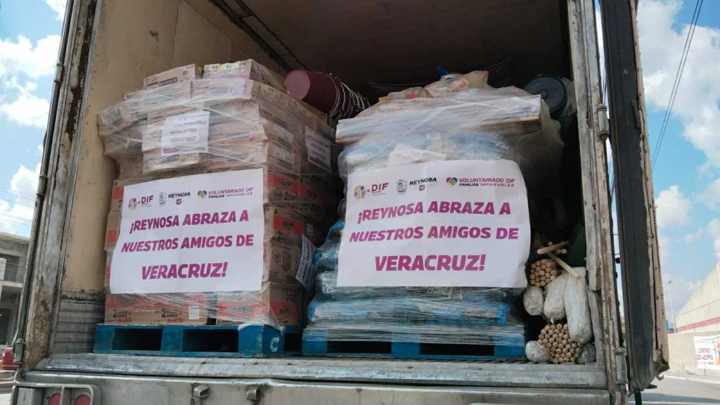 Envía DIF Reynosa dos camiones más con víveres para damnificados en Veracruz 2 565984598 863455402915628 6194114679577295768 n