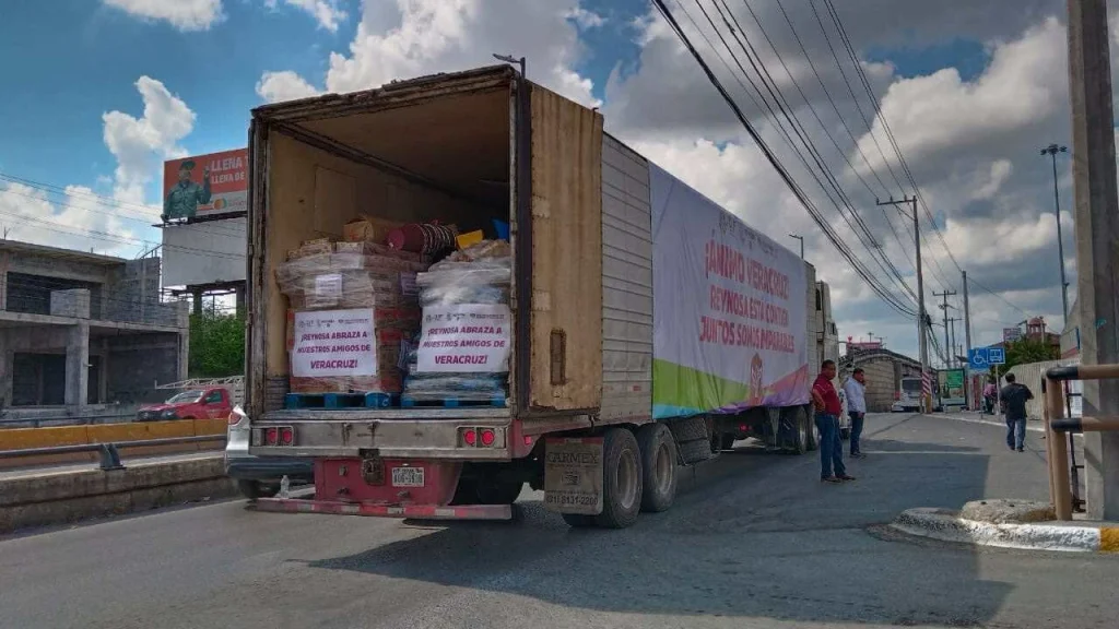 Envía DIF Reynosa dos camiones más con víveres para damnificados en Veracruz 3 566520680 1106900814626253 3717428640236600108 n