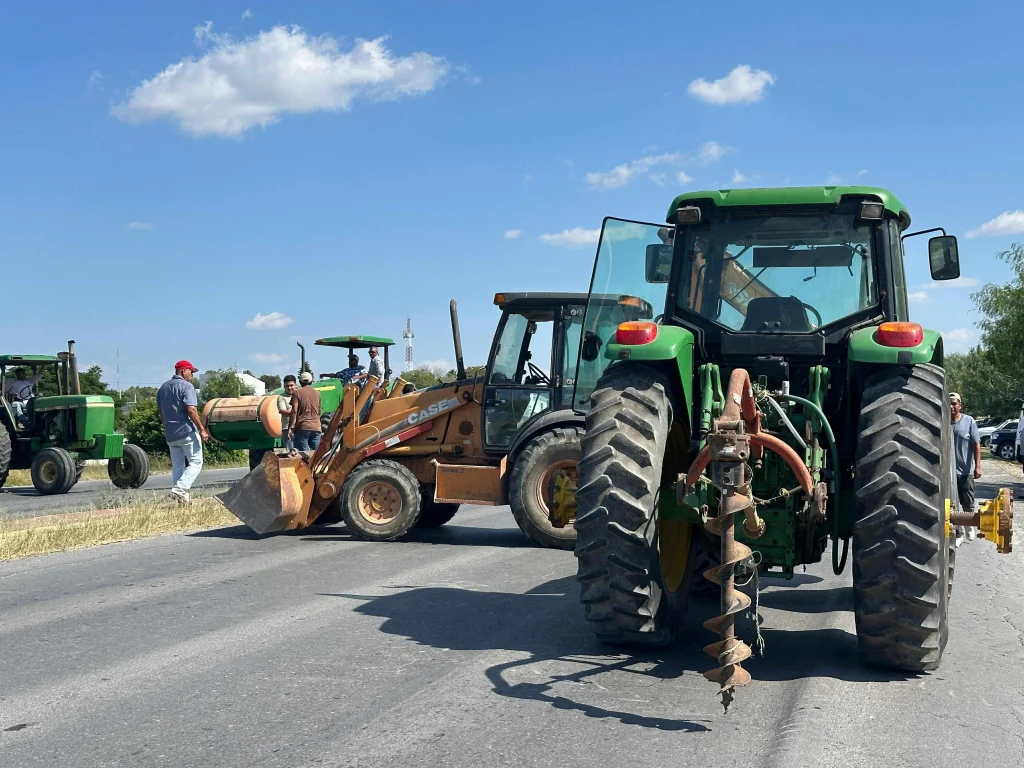 Agricultores bloquean el libramiento y exigen mejor precio del grano en Río Bravo 2 566522140 689427630441753 2679916152070717475 n