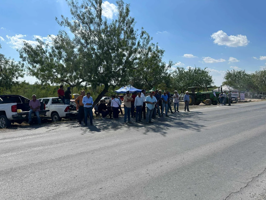 Agricultores bloquean el libramiento y exigen mejor precio del grano en Río Bravo 3 566528472 1159993632740672 2193281416462681919 n