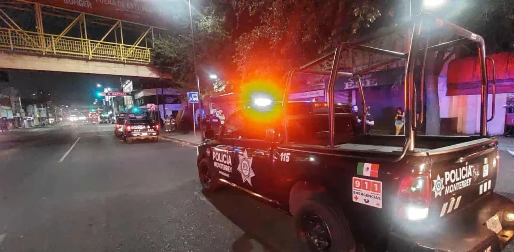 Policías evitan suicidio en Monterrey 1 566628092 1033603972197205 5771337626573652083 n