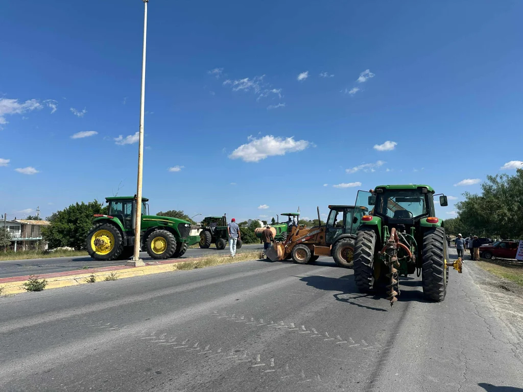 Agricultores bloquean el libramiento y exigen mejor precio del grano en Río Bravo 1 567229740 2263847984029181 8770265923852706494 n