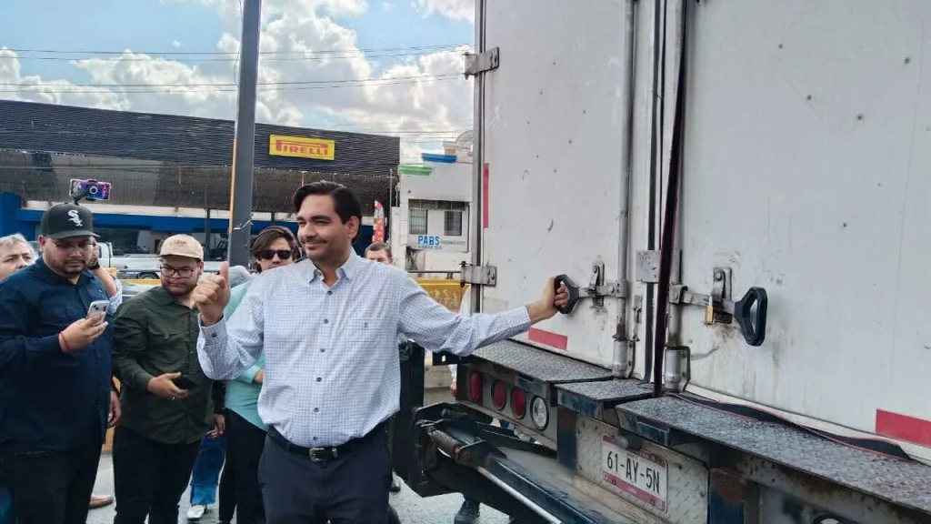 Envía DIF Reynosa dos camiones más con víveres para damnificados en Veracruz 1 567617301 1111510190750752 90483445831627461 n