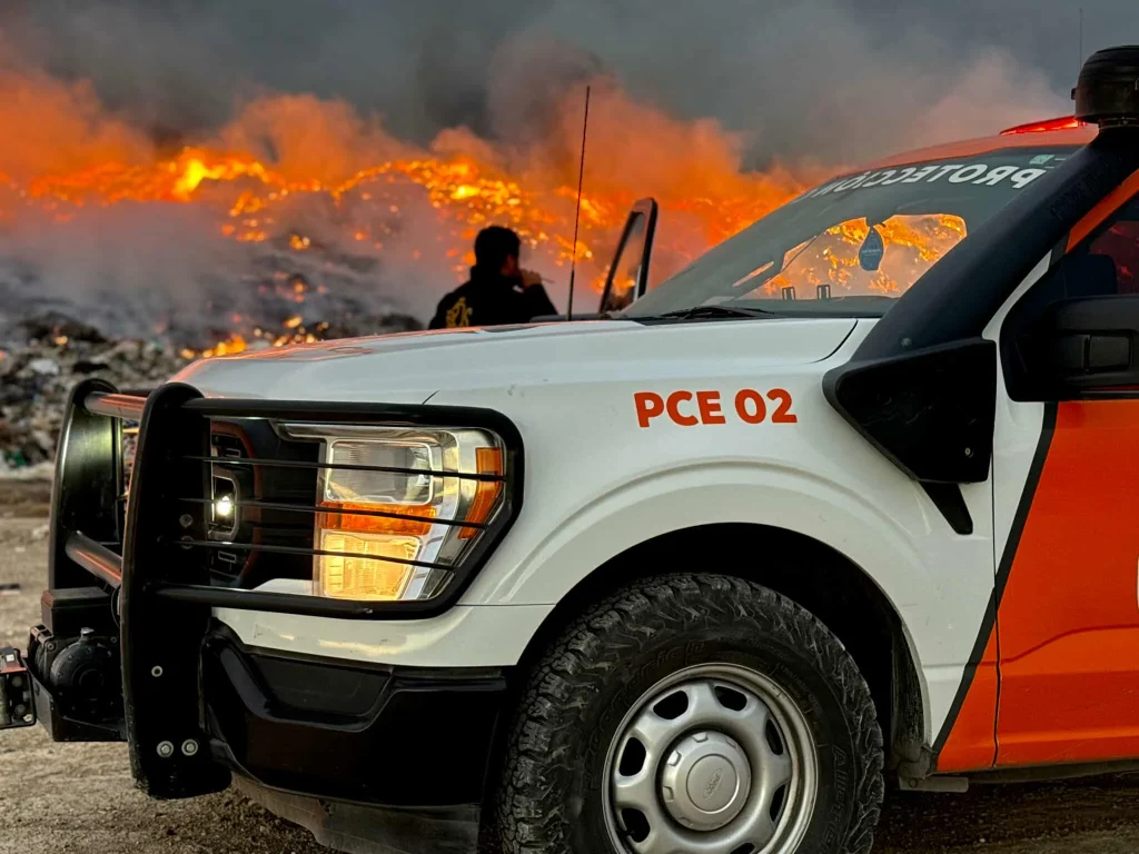 Combaten incendio en relleno sanitario de SIMEPRODE en Salinas Victoria 2 568695242 830546959664508 746031283608957153 n