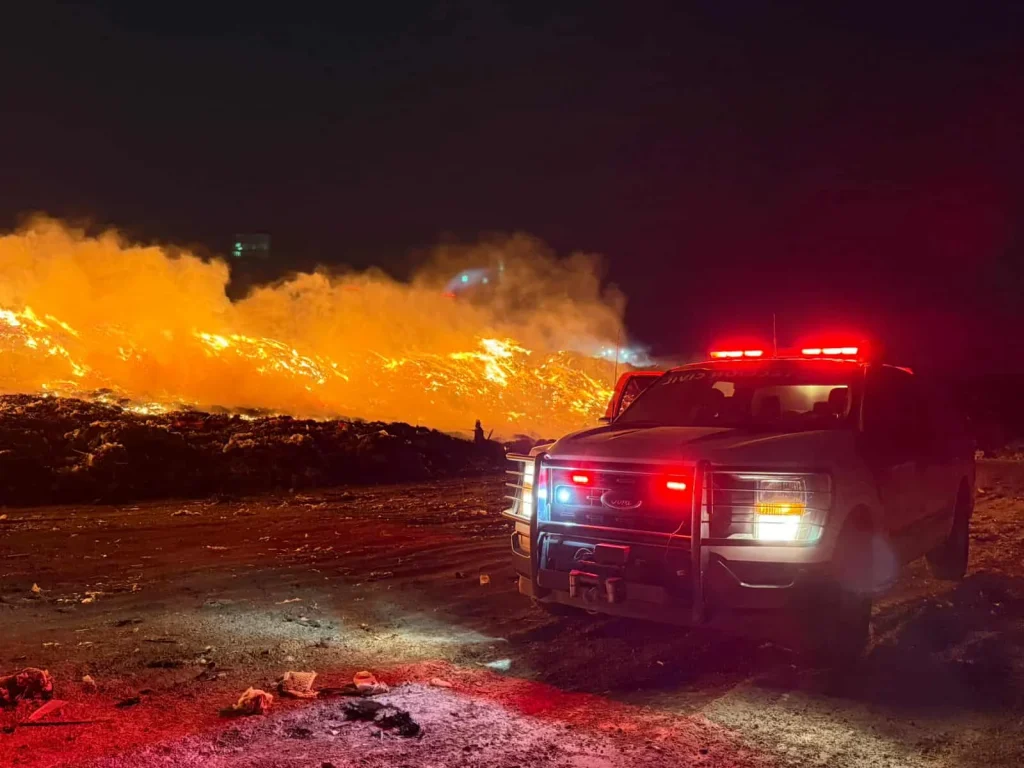 Combaten incendio en relleno sanitario de SIMEPRODE en Salinas Victoria 1 569792666 1485535502731709 6263779093878775550 n