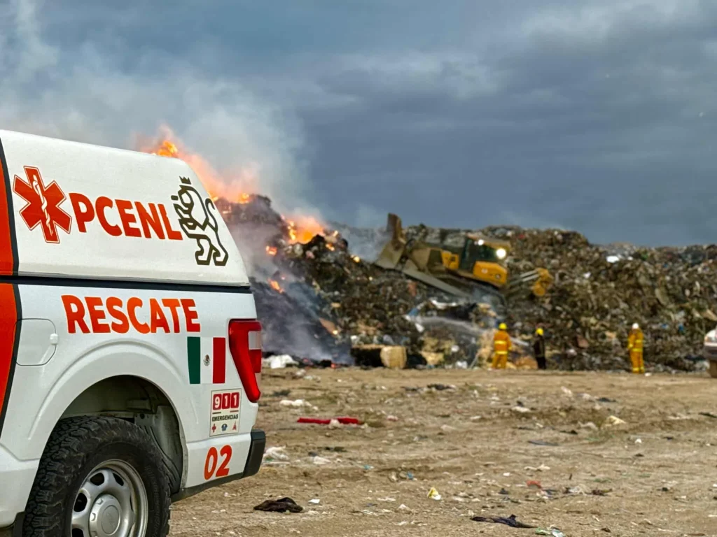 Combaten incendio en relleno sanitario de SIMEPRODE en Salinas Victoria 3 569830118 1527587165061126 3648741833946110361 n