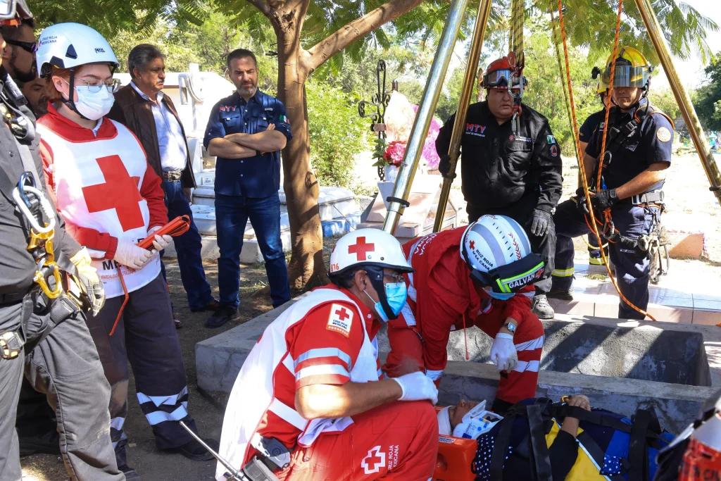 Refuerza Monterrey seguridad y mantenimiento en panteones por Día de Muertos 1 WhatsApp Image 2025 10 31 at 6.17.46 PM