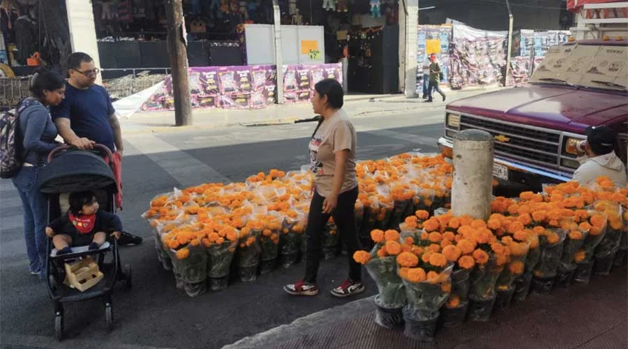 Flor de cempasúchil y mano de león 'invade' el Centro de Monterrey 2 cempa