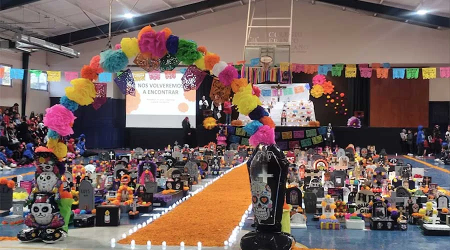 Con mega ofrenda recuerdan a los difuntos en el Colegio Franco 1 muerto