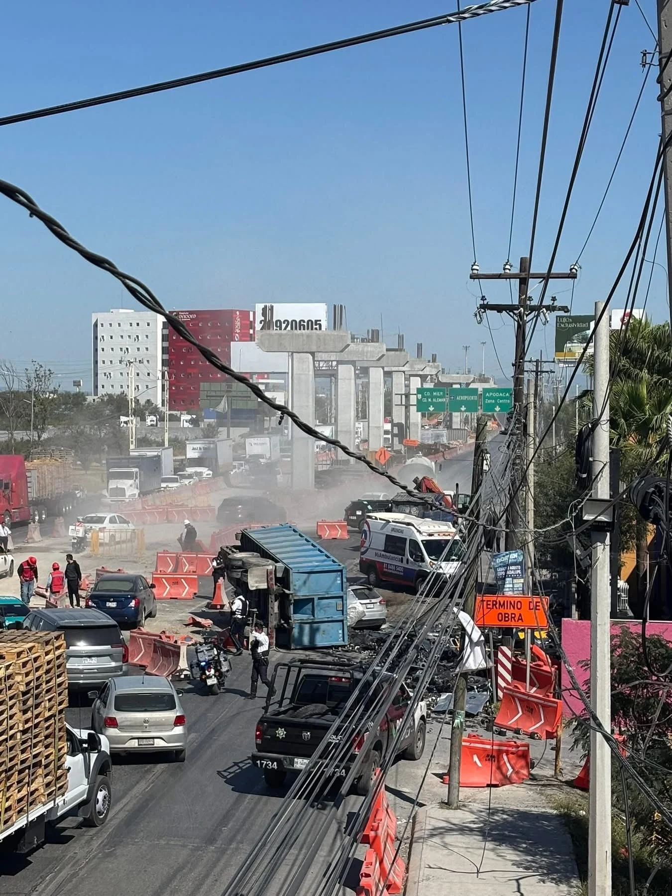 Accidente con prensado colapsa tráfico en Miguel Alemán, en Apodaca 1 578864846 2903270256534088 238700137254485513 n