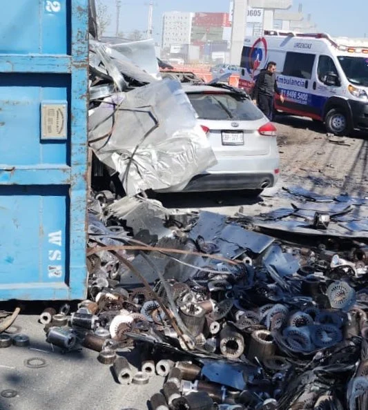 Accidente con prensado colapsa tráfico en Miguel Alemán, en Apodaca 2 582028918 3783592465268564 876226340285167303 n
