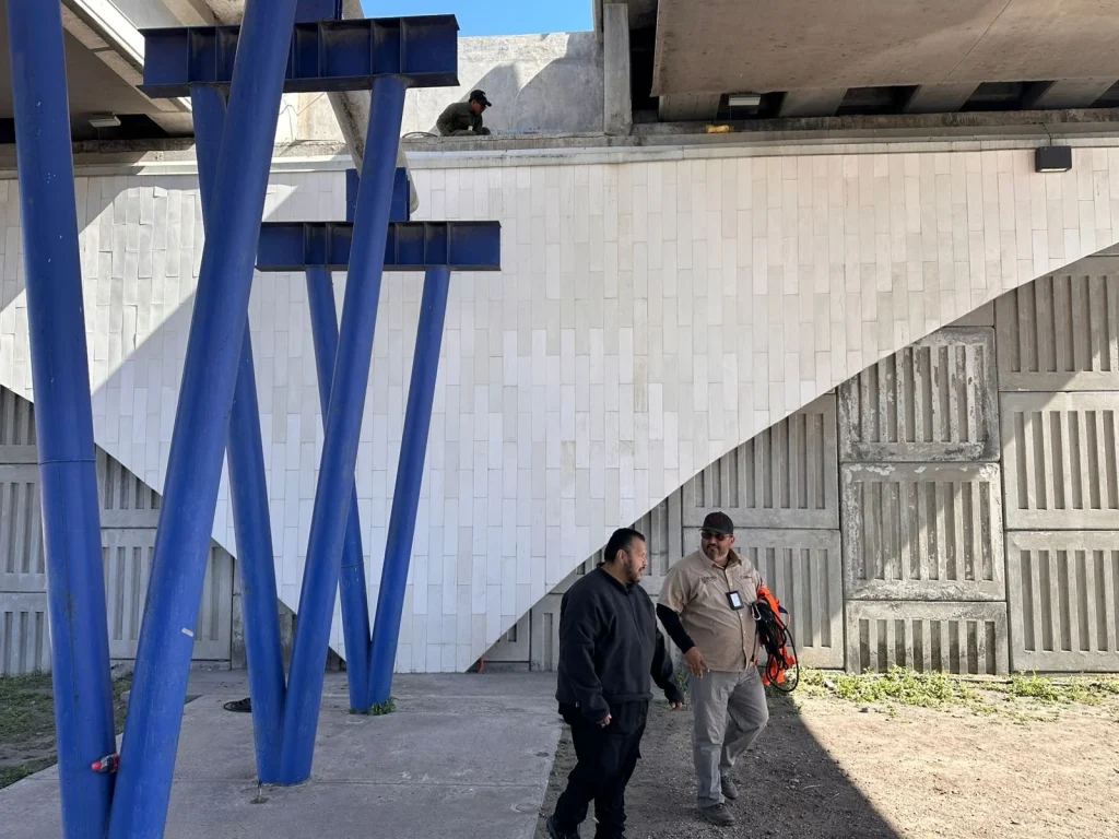 Se dificulta rescate de perrito atrapado en puente de La Paz 2 582128887 656358704077926 690900341982147074 n