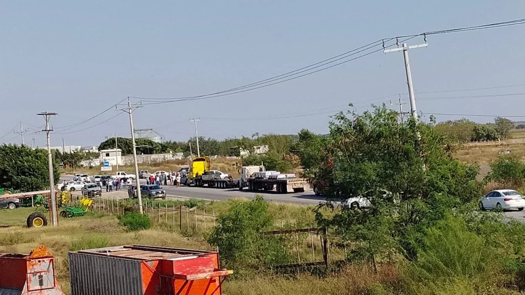 Circulación suspendida en la Carretera Federal 101 del municipio de San Fernando por manifestación. 1 585198108 768030462362632 3774823599046119173 n