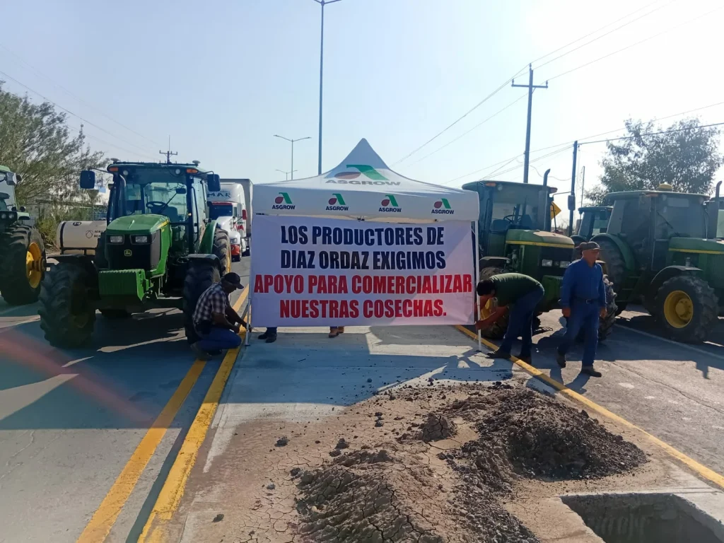Agricultores bloquean carreteras en Díaz Ordaz; llaman a conductores a extremar precauciones 2 587981818 1811580822878028 318478413408014509 n